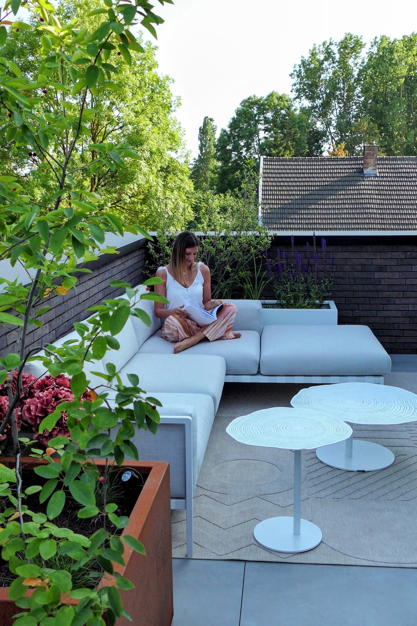 enjoy-outdoor-living-under-pergola