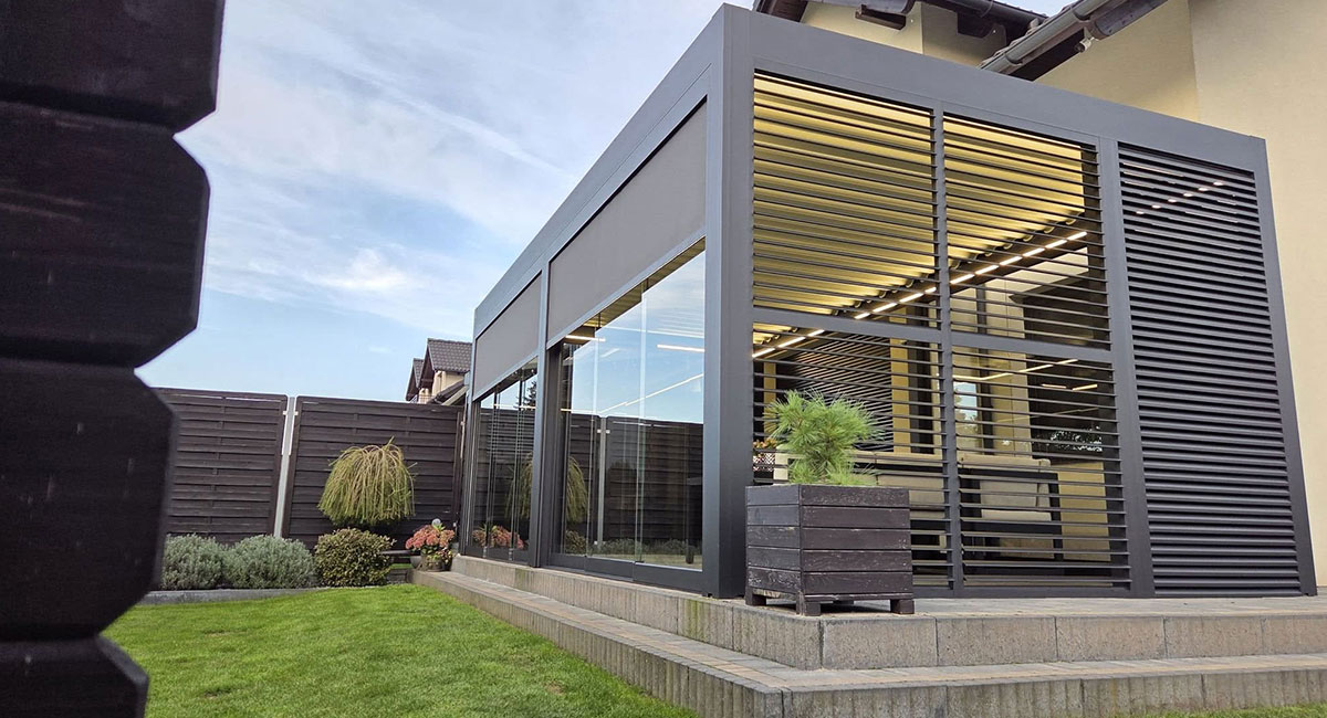 Aluminum-pergola-fitted-with-outdoor-roller-shades